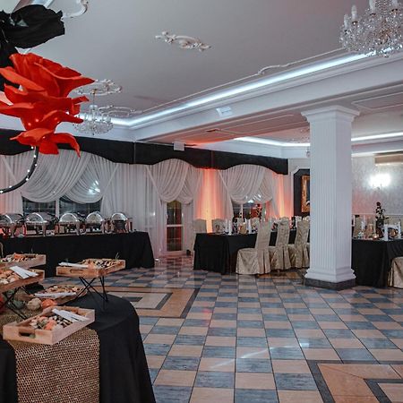 Hotel Dwor Czarneckiego Porosły Exteriér fotografie