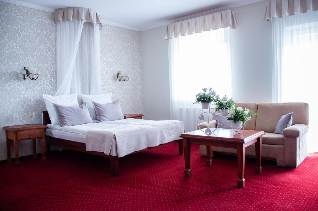 Hotel Dwor Czarneckiego Porosły Exteriér fotografie