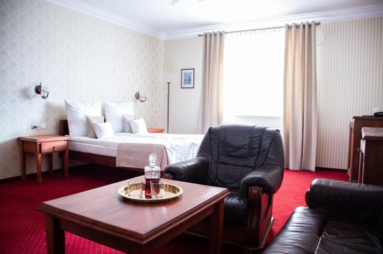 Hotel Dwor Czarneckiego Porosły Exteriér fotografie