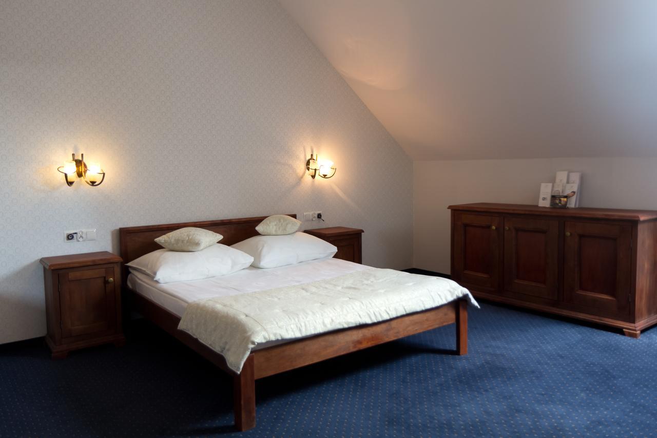 Hotel Dwor Czarneckiego Porosły Exteriér fotografie