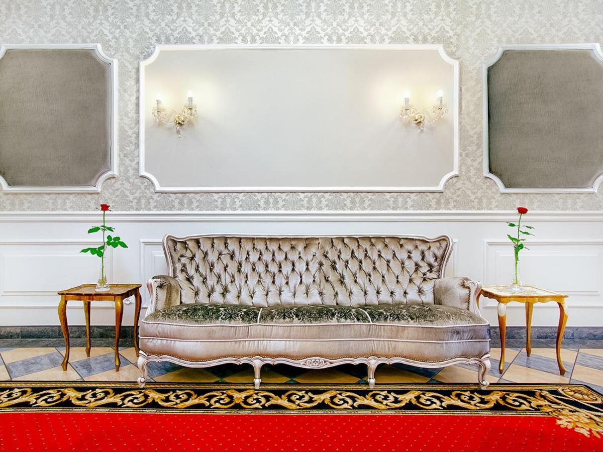 Hotel Dwor Czarneckiego Porosły Exteriér fotografie